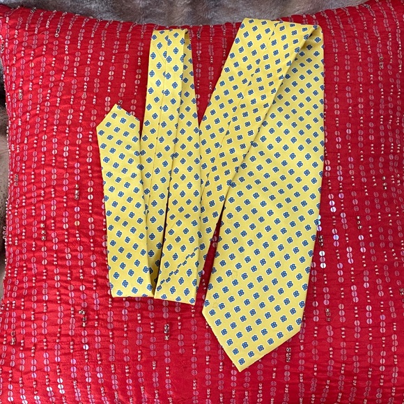 Barneys New York 💯Silk Hand Made in Italy 🇮🇹 Timeless Luxurious Tie